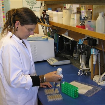 08-Researcher-pipetting